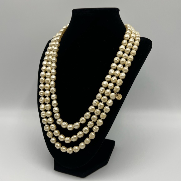 CHANEL Jewelry - HP🎉 1981 Chanel Pearl Necklace